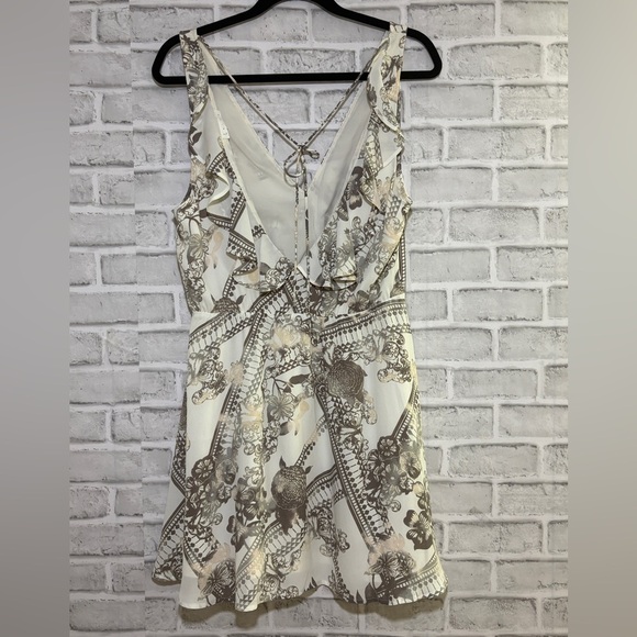 Leith Size Medium Summer floral tie back sleeveless ruffle dress V Neck/v Back - Picture 3 of 9